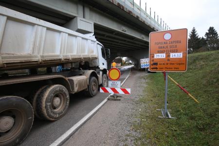MENJAVA DOTRAJANIH VODOVODNIH CEVI IN ZAPORA CESTE IVANJE SELO 02 FOTO LJUBO VUKELIČ